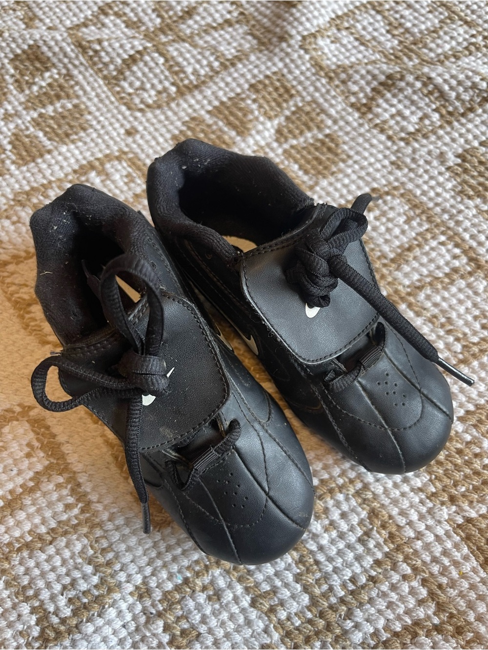 Nike Kids Black teeball baseball Soccer Sneakers with White Swoosh size 10.5